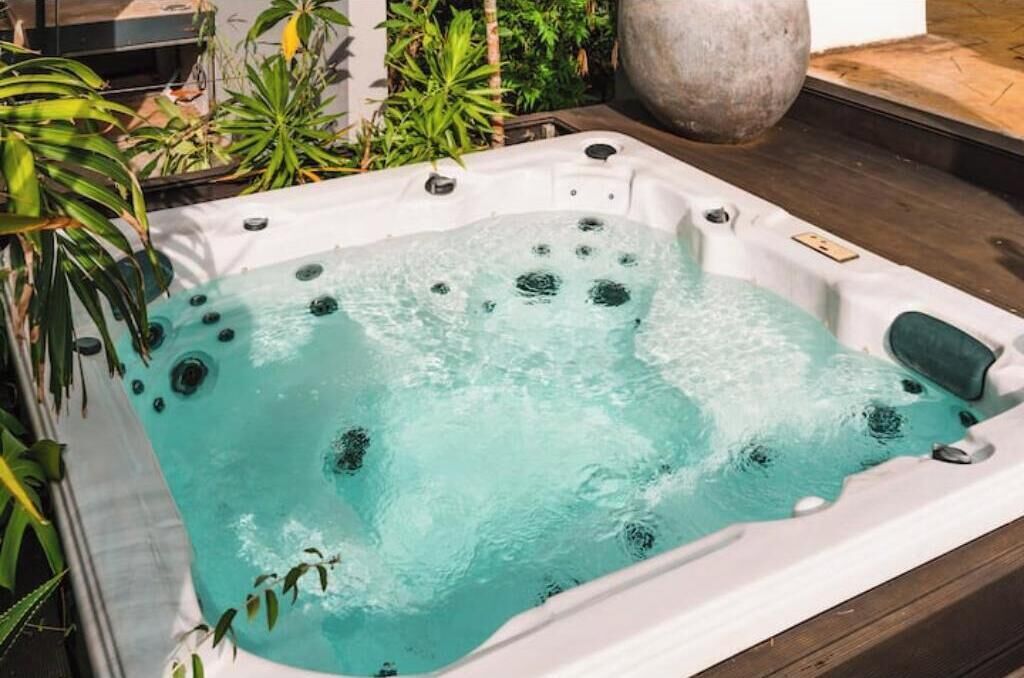 Outdoor spa tub