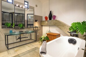 Haartrockner, Handtücher, Seife, Toilettenpapier