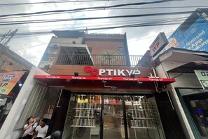 Fachada de loja com um letreiro indicando 'OPTIK VP' e uma entrada visível.