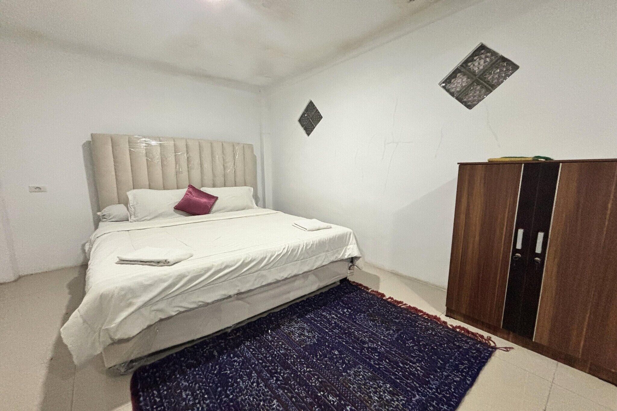 Desk, free WiFi, bed sheets