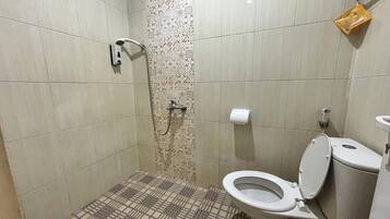 Shower, bidet, towels