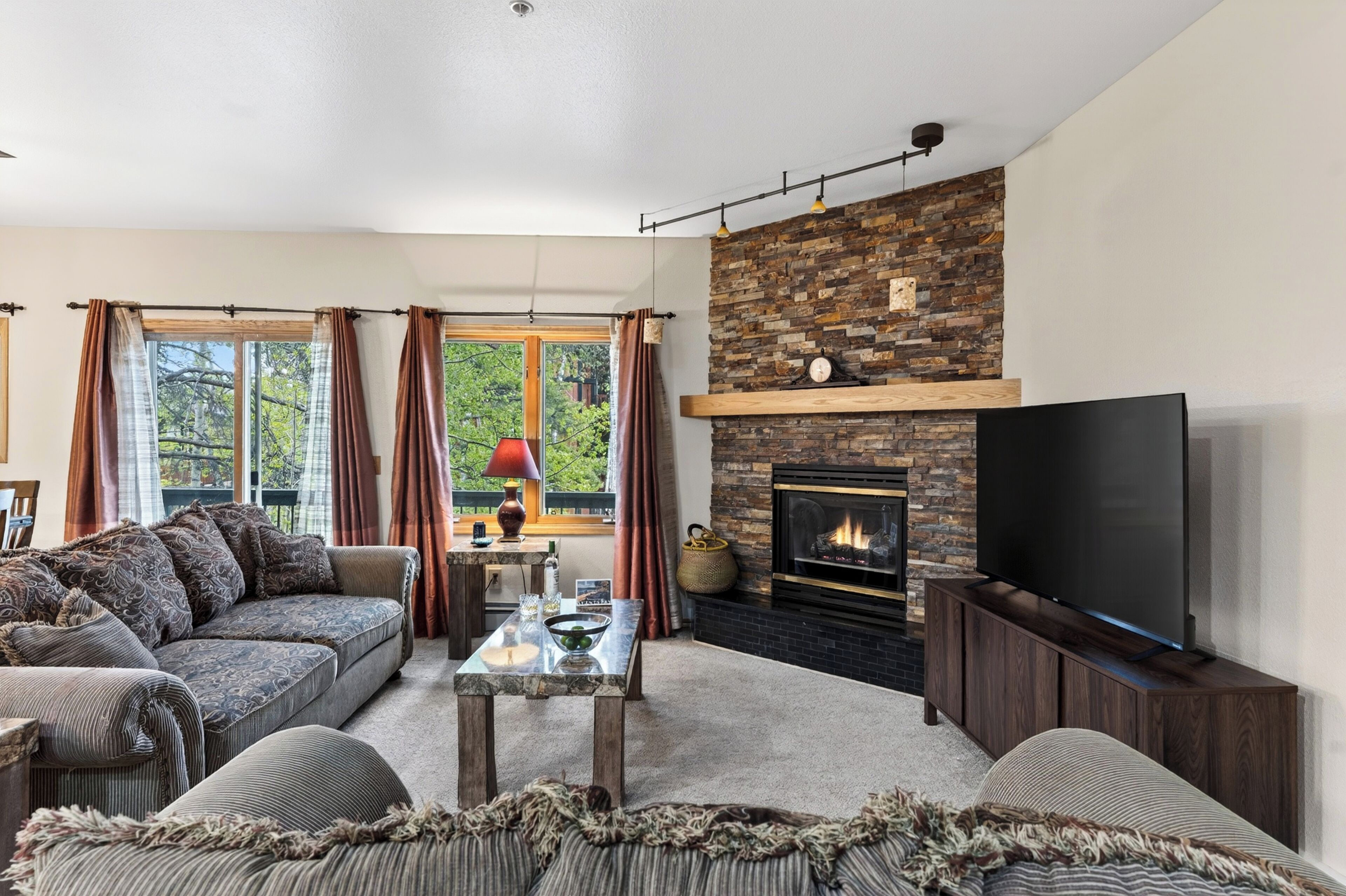 Smart TV, fireplace