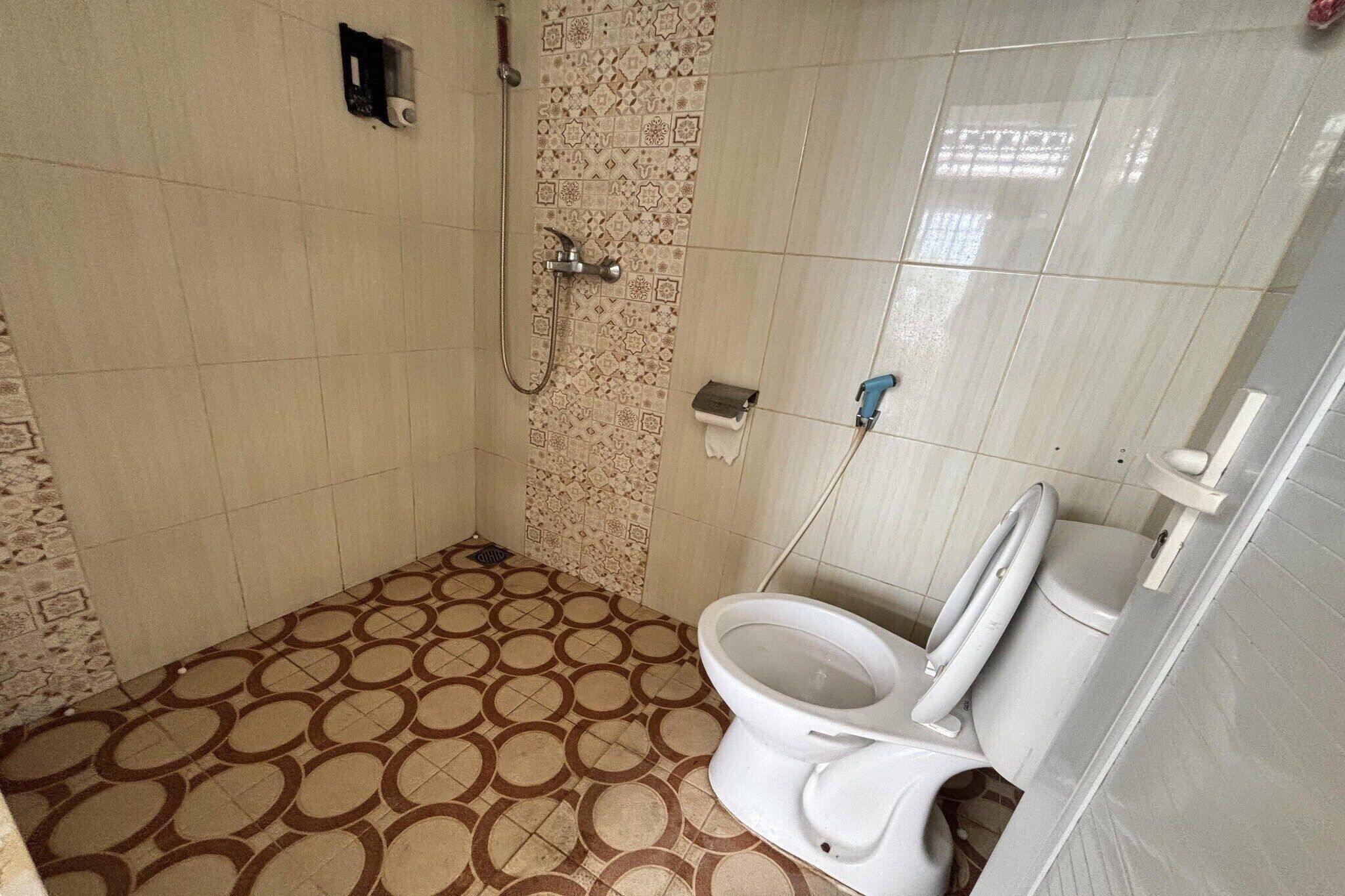 Douche, bidet, serviettes fournies