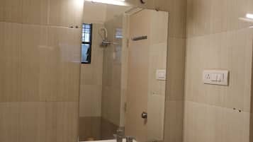 Deluxe Room | Bathroom | Free toiletries, towels, soap, shampoo