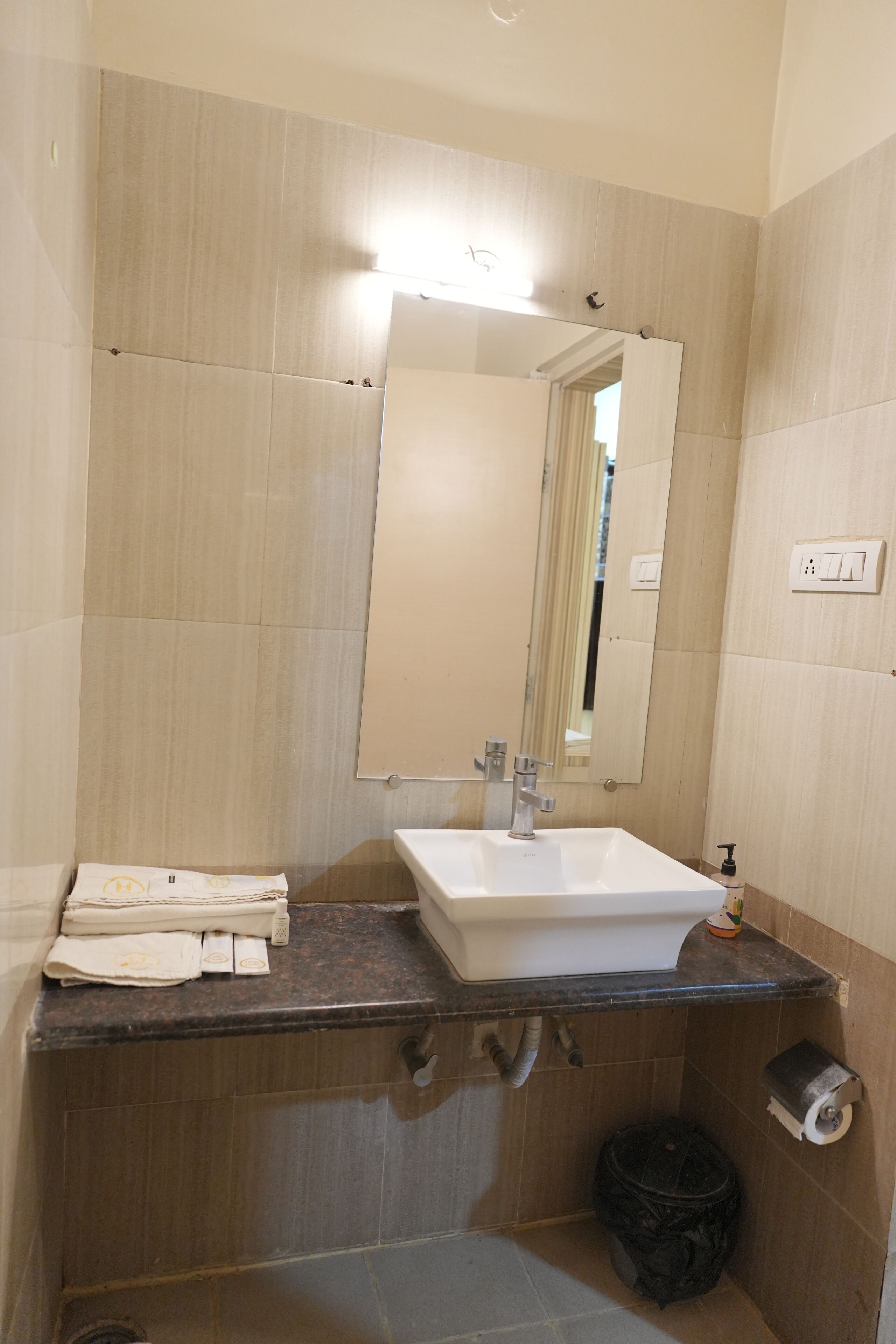 Deluxe Room | Bathroom | Free toiletries, towels, soap, shampoo