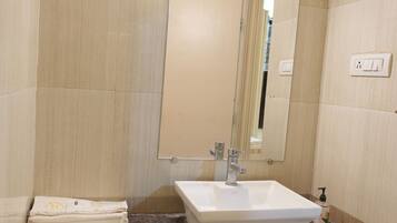 Deluxe Room | Bathroom | Free toiletries, towels, soap, shampoo