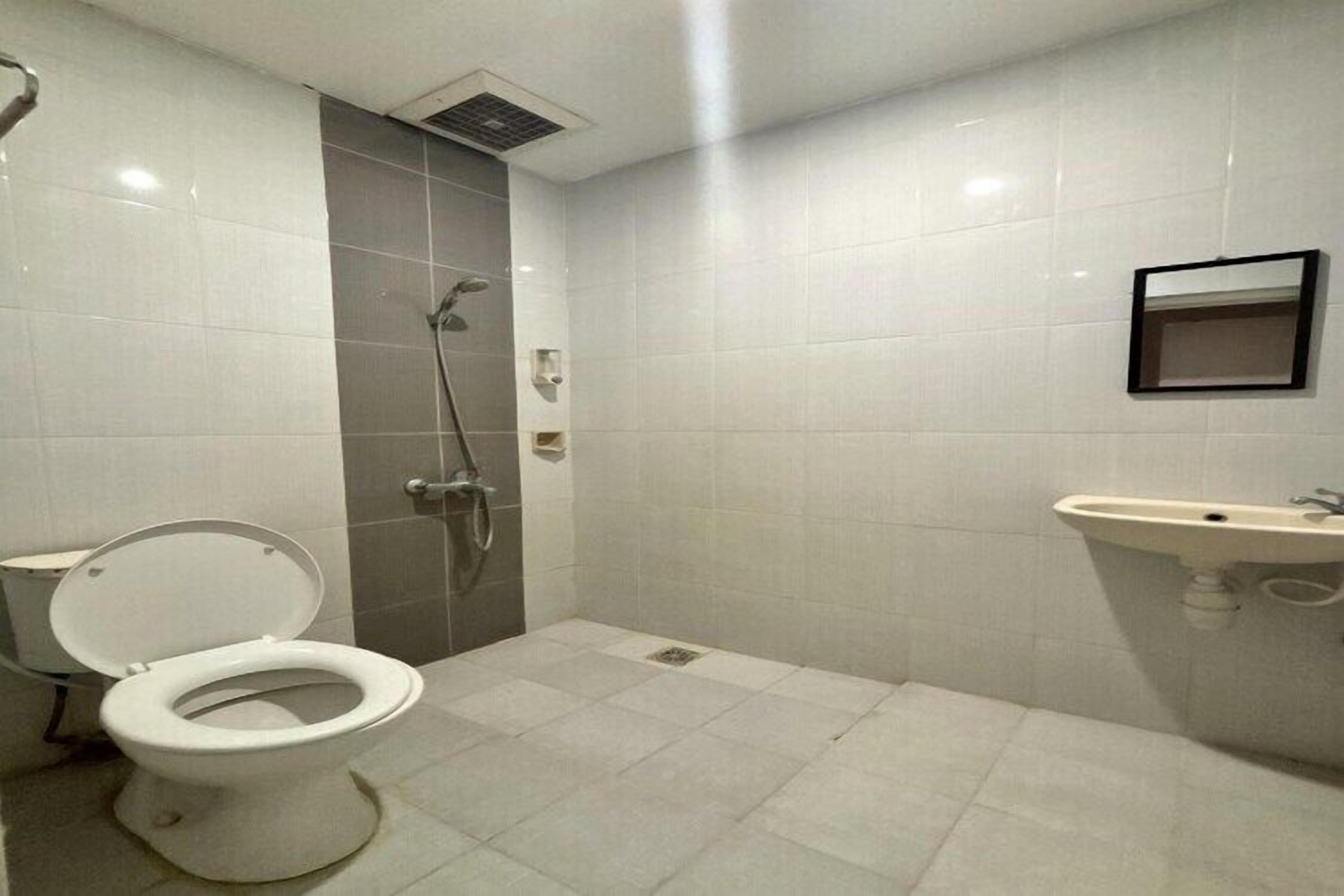Douche, bidet, serviettes fournies