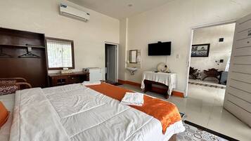 1 bedroom, desk, WiFi (free), bed sheets