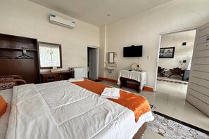 Escritorio, wifi gratis y ropa de cama 