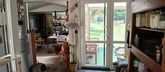 Gran chalet de madera con terraza y zona de juegos