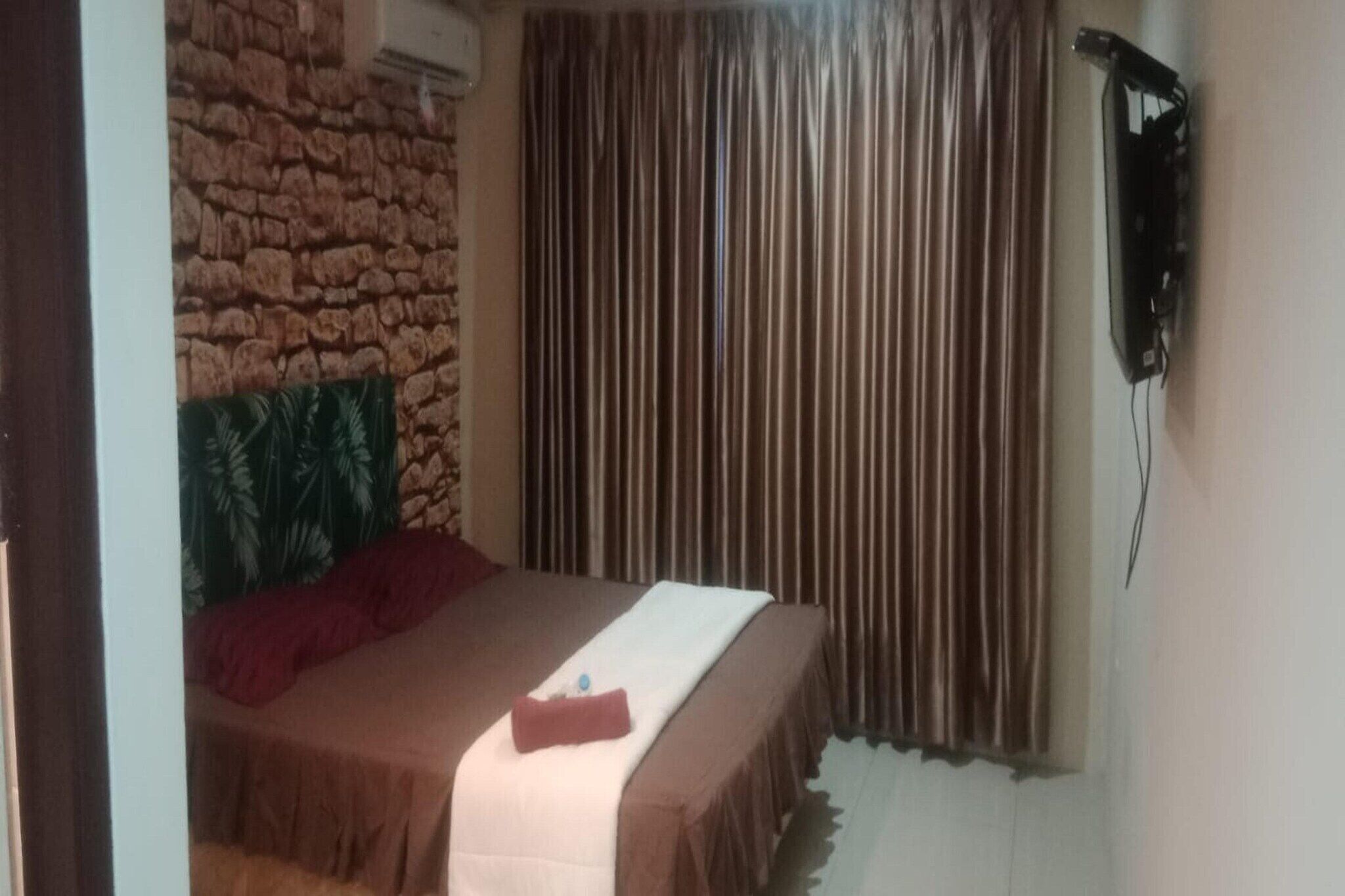 Desk, free WiFi, bed sheets