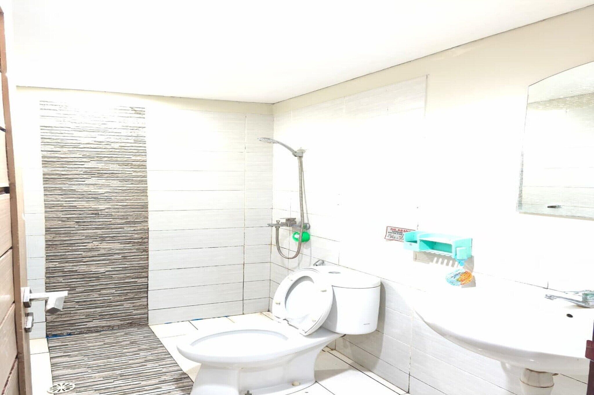 Douche, bidet, serviettes fournies