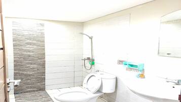 Douche, bidet, serviettes fournies