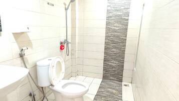 Regadera, bidet, toallas