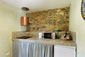Microwave, stovetop, electric kettle, cookware/dishes/utensils