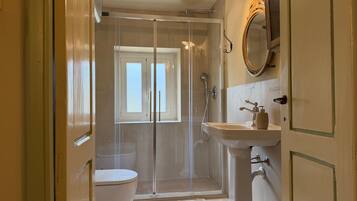 Een douche, handdoeken