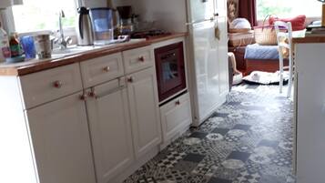 Fridge, oven, stovetop, electric kettle