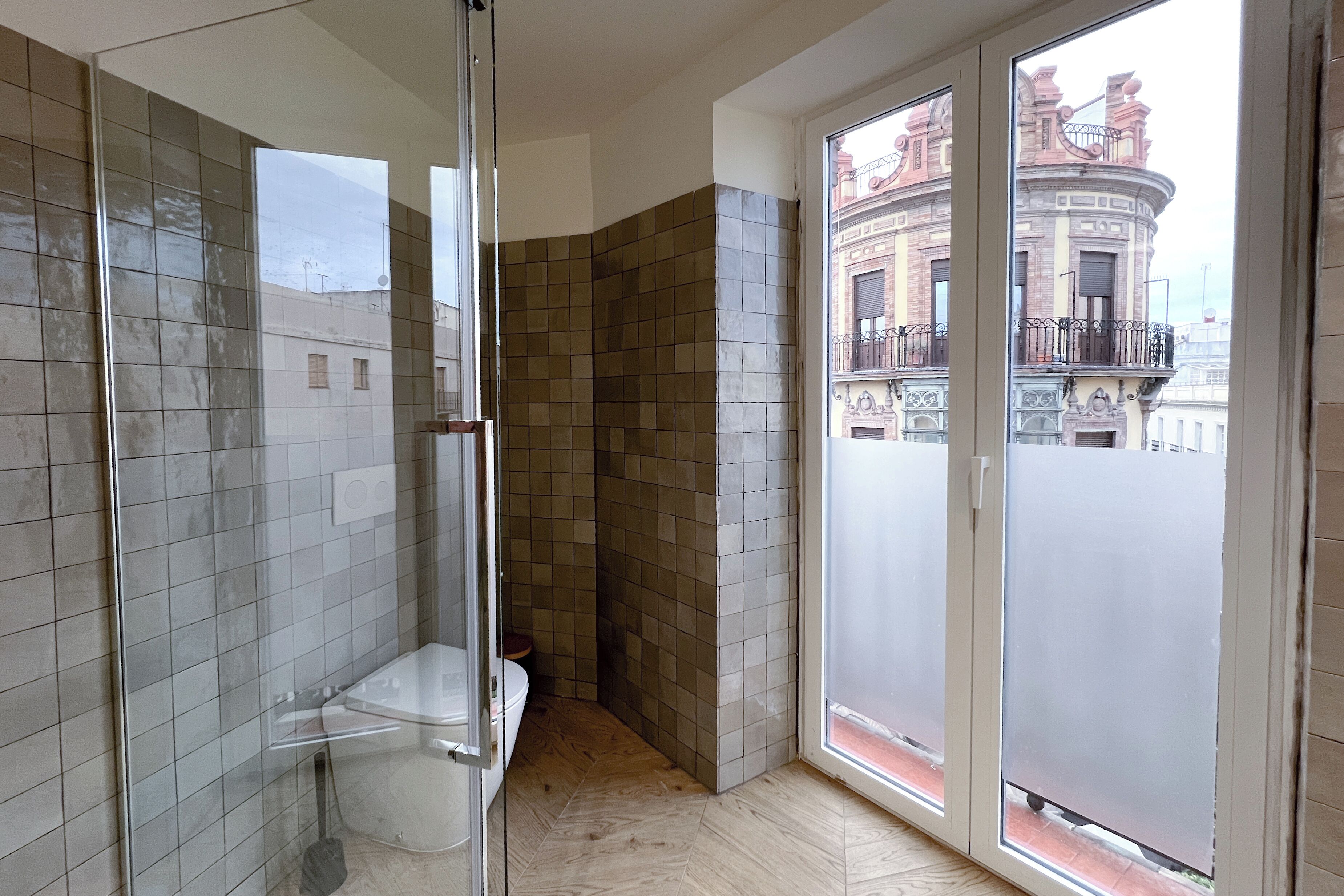 Een douche, een haardroger, handdoeken, zeep