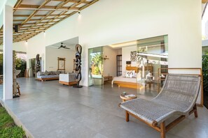 Un intérieur moderne comprenant un coin salon, un lit et un espace repas.