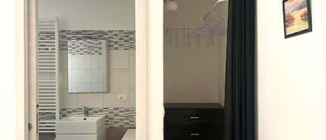 Regadera, secadora de cabello, bidet, toallas