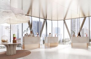 Un hall espacioso con techos altos, amplias ventanas y un diseño moderno.