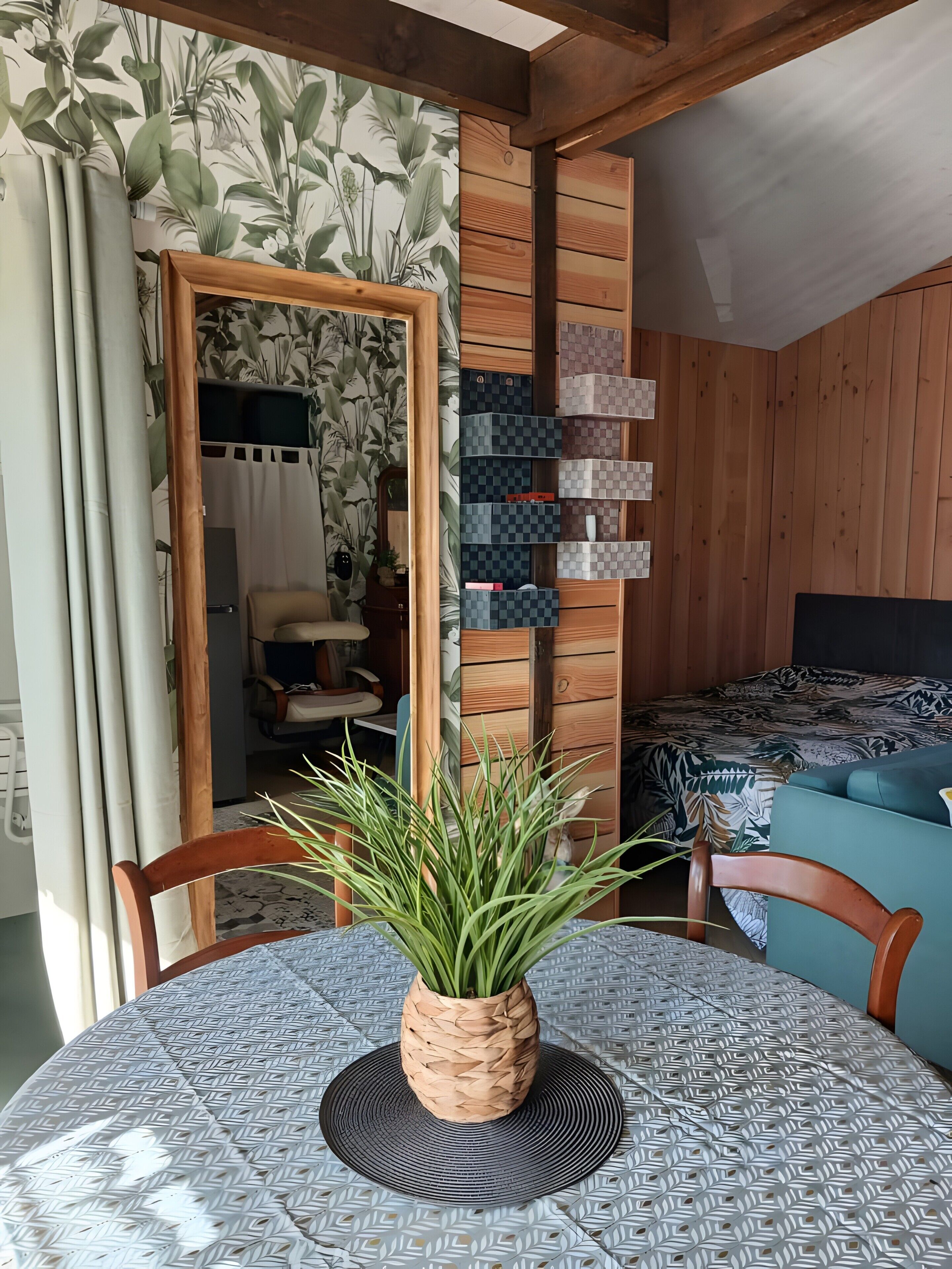 Iron/ironing board, bed sheets