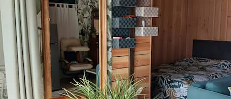 Iron/ironing board, bed sheets