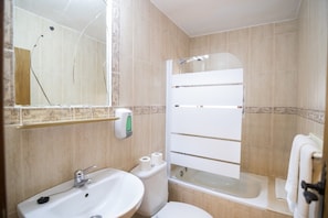 Bathroom - Plaza Mayor Trujillo Rooms (Trujillo)