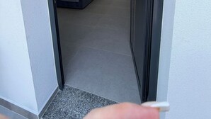 Ein modernes Hotelzimmer mit einem Bett, Nachttischen und einer Deckenleuchte.