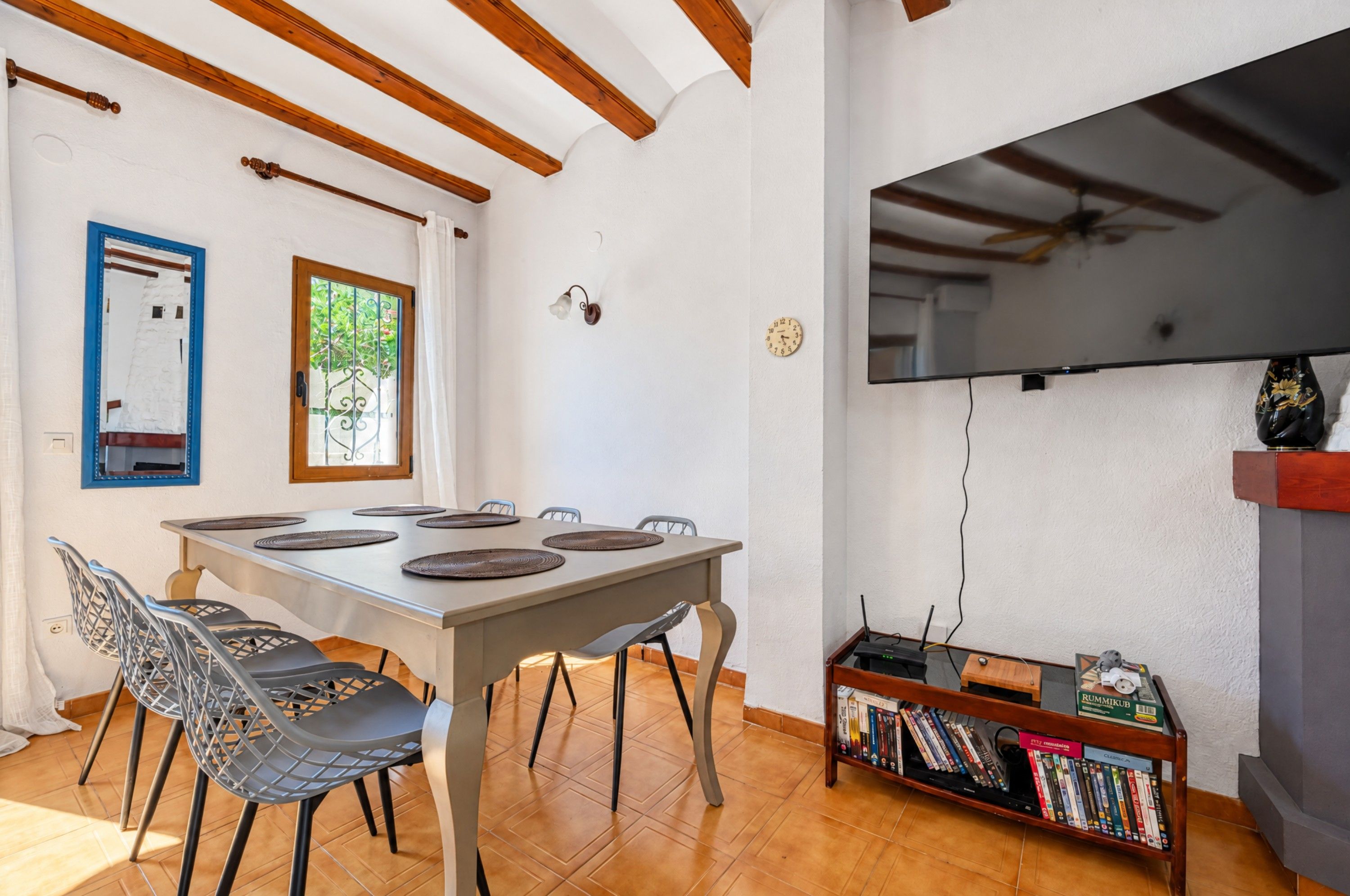Un coin repas comprenant une table, des chaises et une bibliothèque.