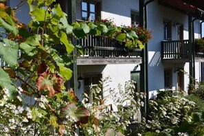 A building with a balcony, a window, and a door. - Holiday apartment with 2 bedrooms (Geiersthal)