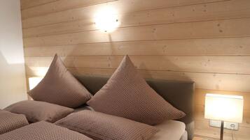 Bügeleisen/Bügelbrett, Reisekinderbett, kostenloses WLAN, Bettwäsche