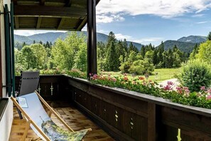 Ein Balkon mit Holzboden, einem Stuhl und einem Tisch mit einer Karte.