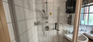 Suihku, hiustenkuivaaja, pyyhkeet, saippua