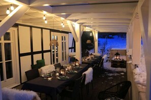 An outdoor dining area with tables set for a meal, surrounded by snow. - Holiday home with 2 bedrooms (Olsberg-Elpe)