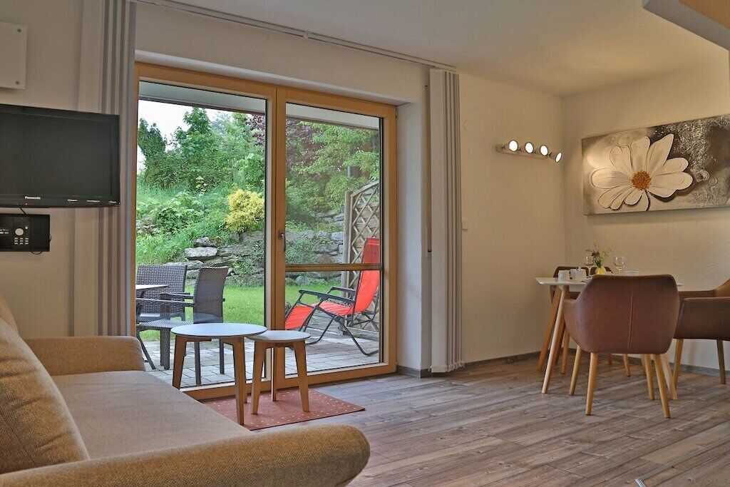 Smart-TV, Kamin, Videospiele, Tischtennisplatte
