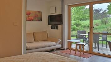 Smart-TV, Kamin, Videospiele, Tischtennisplatte