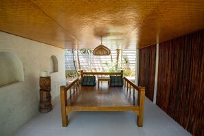 Una mesa de tenis de mesa