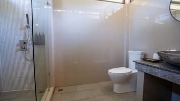 Budget Garden Loft | Bathroom | Shower, rainfall showerhead, hair dryer, towels