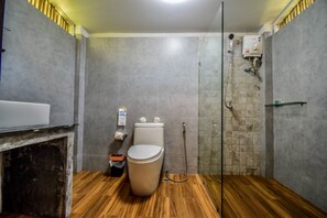Phòng Tiêu chuẩn, ban công | Phòng tắm | Buồng tắm vòi sen, máy sấy tóc, khăn tắm, xà phòng 