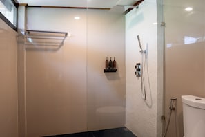Deluxe Garden Loft | Baño | Ducha, cabezal de ducha tipo lluvia, secador de pelo y toallas