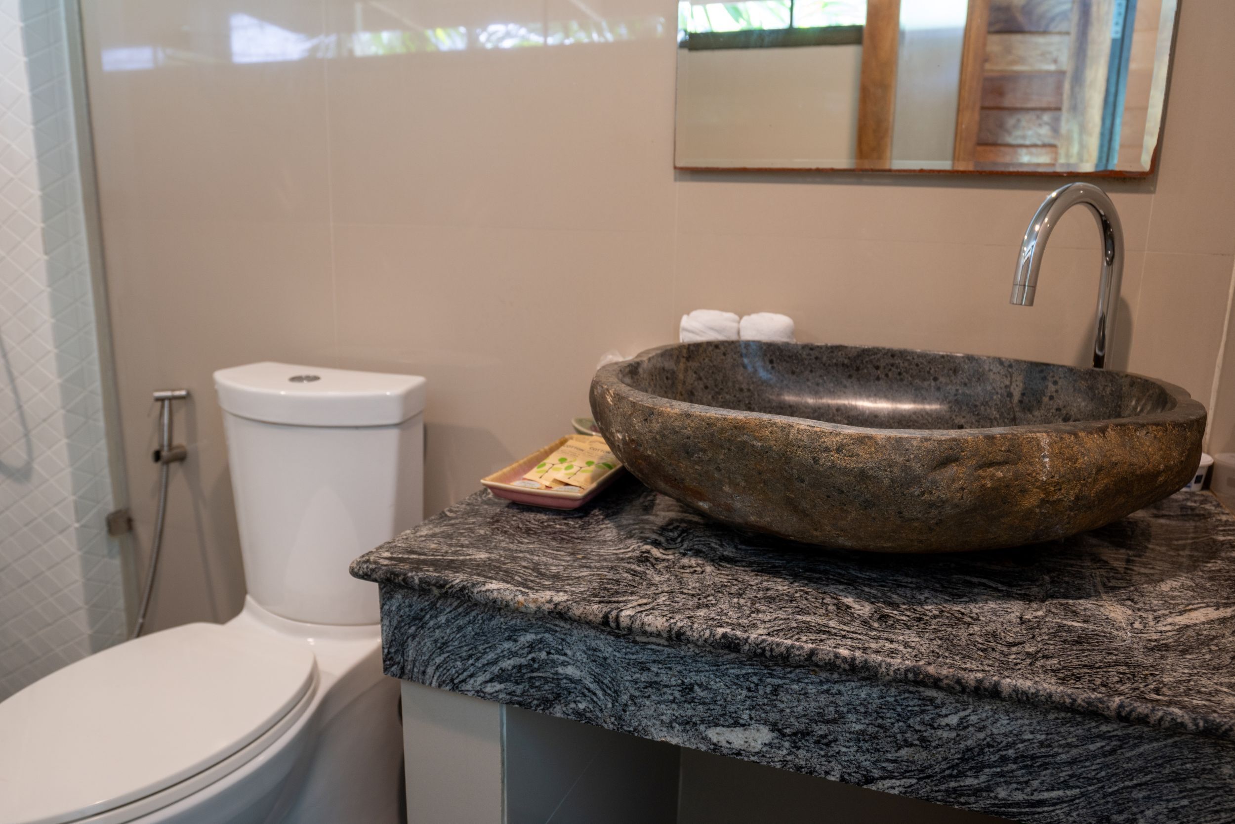 Deluxe Garden Loft | Baño | Ducha, cabezal de ducha tipo lluvia, secador de pelo y toallas