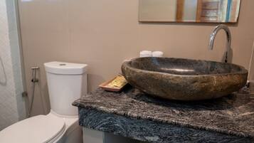 Deluxe Garden Loft | Baño | Ducha, cabezal de ducha tipo lluvia, secador de pelo y toallas