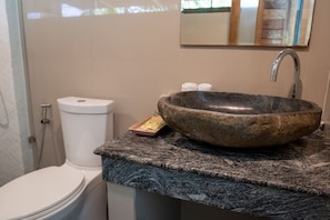 Deluxe Garden Loft | Baño | Ducha, cabezal de ducha tipo lluvia, secador de pelo y toallas