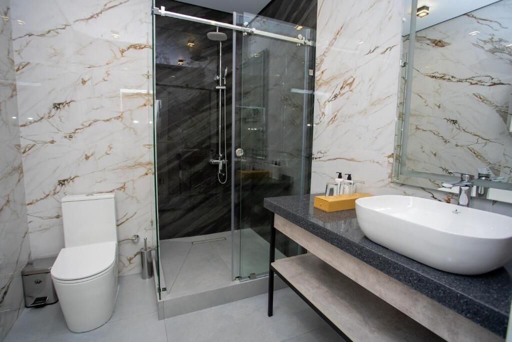 Tweepersoonskamer, uitzicht op de binnenplaats | Badkamer | Een douche, gratis toiletartikelen, een haardroger, pantoffels