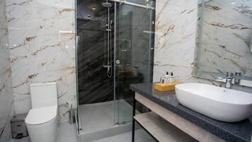 Tweepersoonskamer, uitzicht op de binnenplaats | Badkamer | Een douche, gratis toiletartikelen, een haardroger, pantoffels