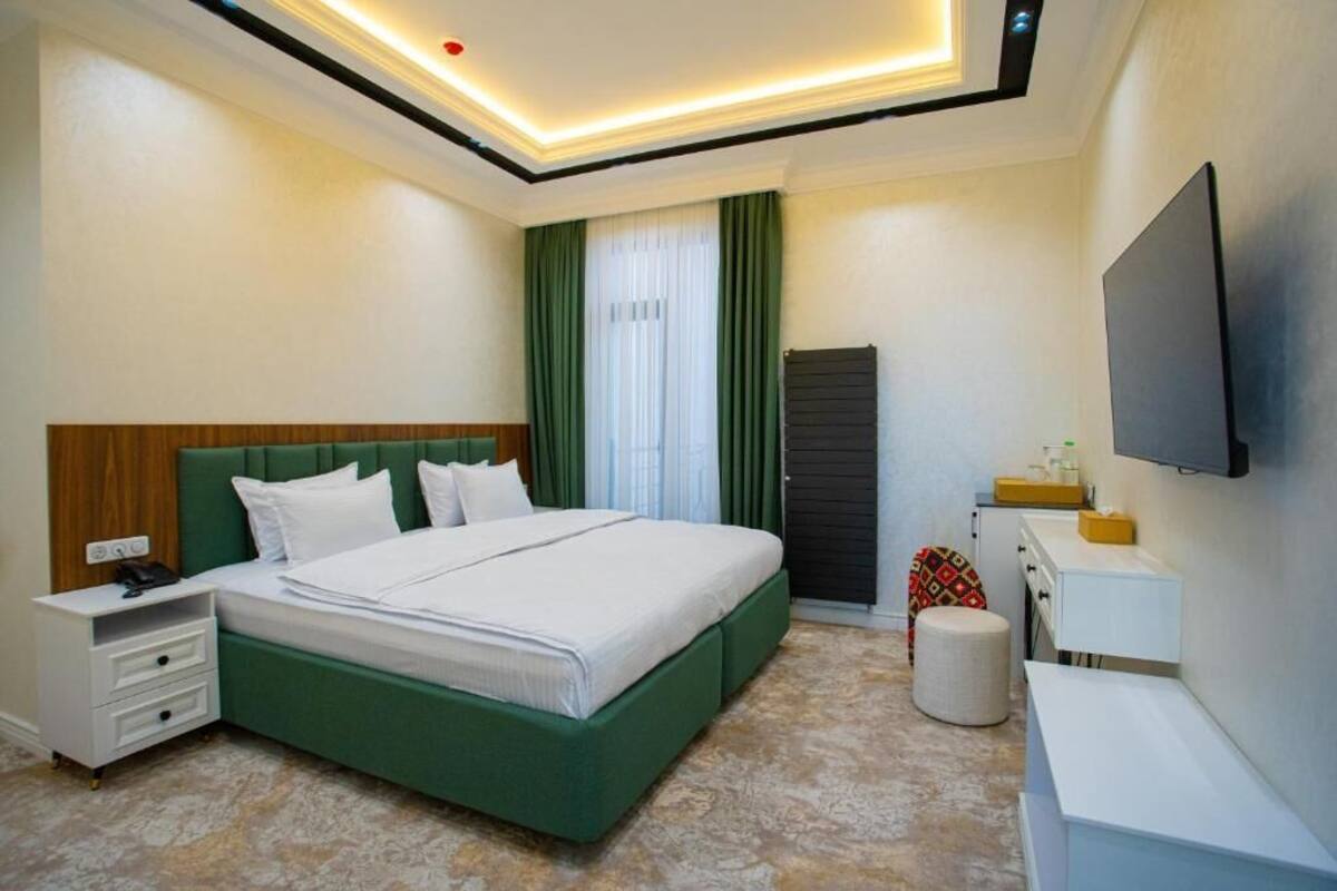 ダブルルーム コートヤードビュー | セーフティボックス (室内)、デスク、ノートパソコン用作業スペース、遮光カーテン