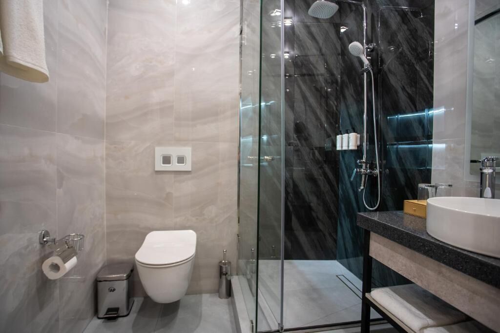 Familienzimmer | Badezimmer | Dusche, kostenlose Toilettenartikel, Haartrockner, Hausschuhe