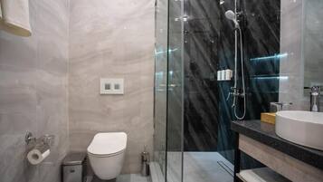Familienzimmer | Badezimmer | Dusche, kostenlose Toilettenartikel, Haartrockner, Hausschuhe