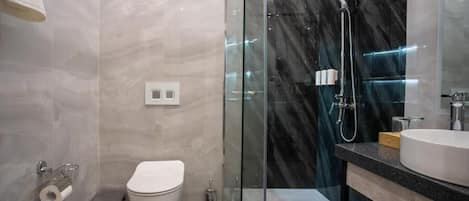 Family Room | Bathroom | Shower, free toiletries, hair dryer, slippers